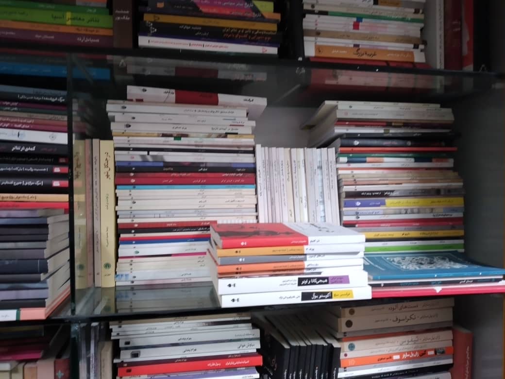 گزارش تصویری  / دیدار رضاکیانی ؛ مشاور فرهنگی هنری استاندار خوزستان از تعدادی مرکز فروش کتاب اهواز به مناسبت هفته کتاب و کتابخوانی و کتابدار