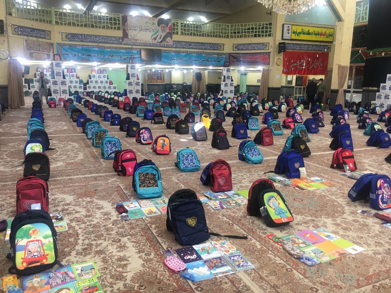 به مناسبت هفته وحدت؛ ۲هزار و ۵۰۰ بسته تحصیلی به دانش آموزان نیازمند خوزستان اهدا شد