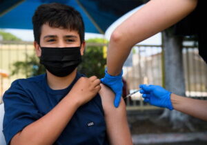 تاخیر ۱۸ درصد دانش‌آموزان خوزستانی در دریافت دوز دوم واکسن