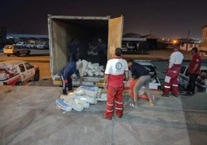 ارسال بیش از ۱۰۰۰ دستگاه چادر اسکان به مناطق زلزله زده خوی توسط هلال احمر خوزستان